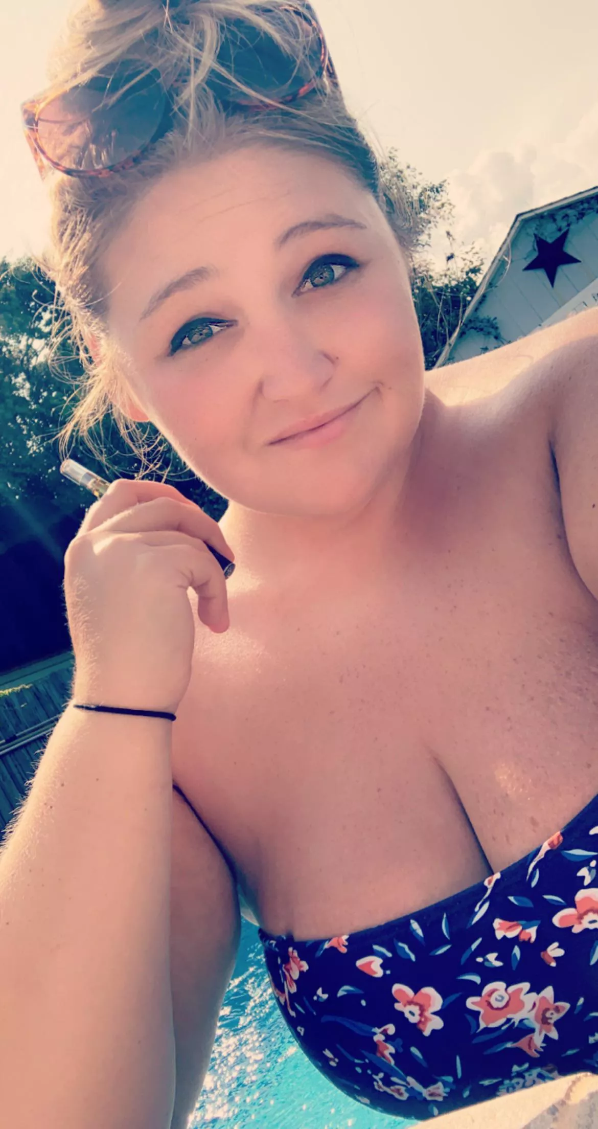 smoke and swim? 👀😍✨😋😘💋 posted by thickthighzhazeleyez