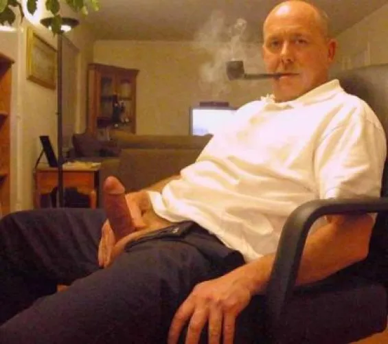 smoking a pipe by peludoporfavor