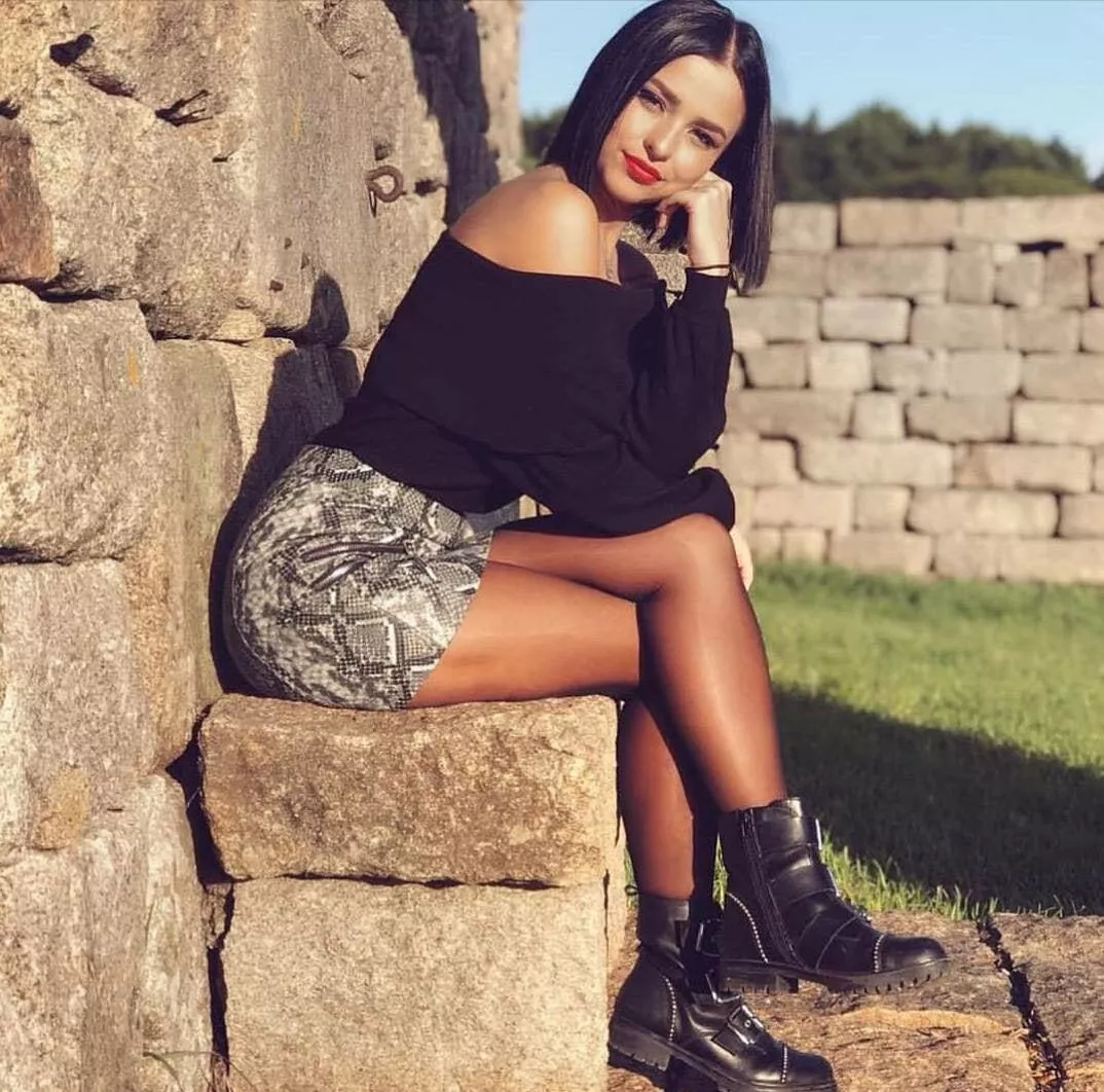 Snake Print Mini Skirt Make's These Pantyhose Pop! posted by Nylon_Fanatic