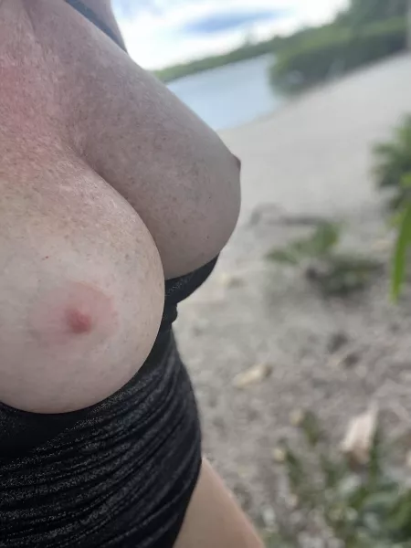 Sneak a peek by lilbitsassyy4u