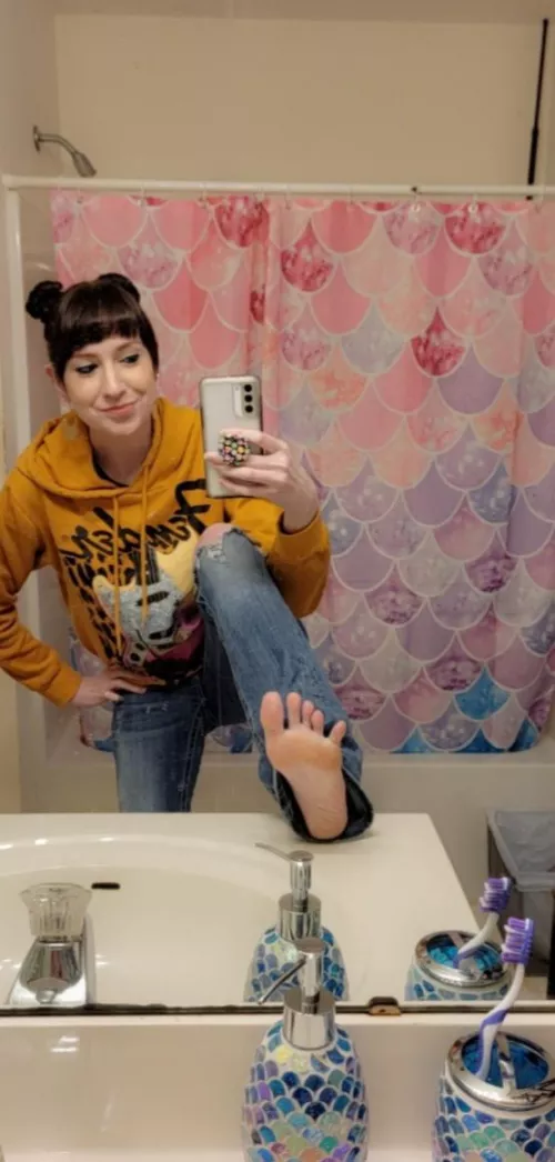 Sneaking pics at the family get together 💮 by ValidateMeValery