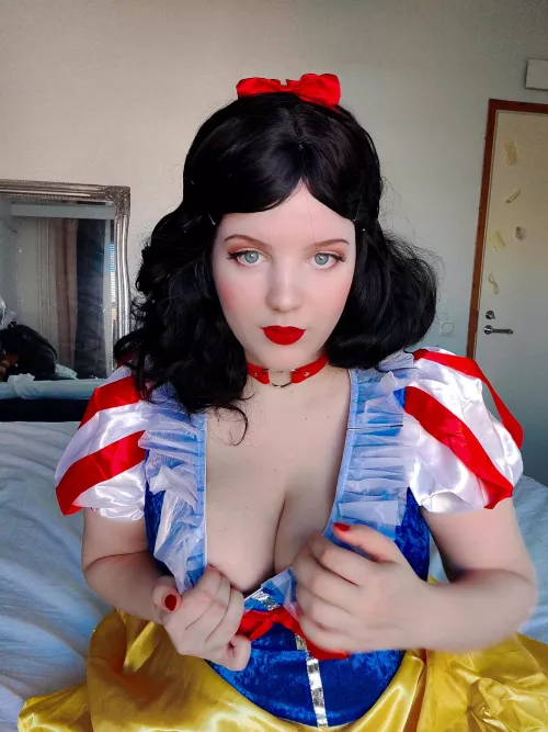 Snow White (Disney) by Camilisious by camilisious