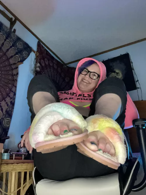 Snuggly feet by Rogan_Damiana