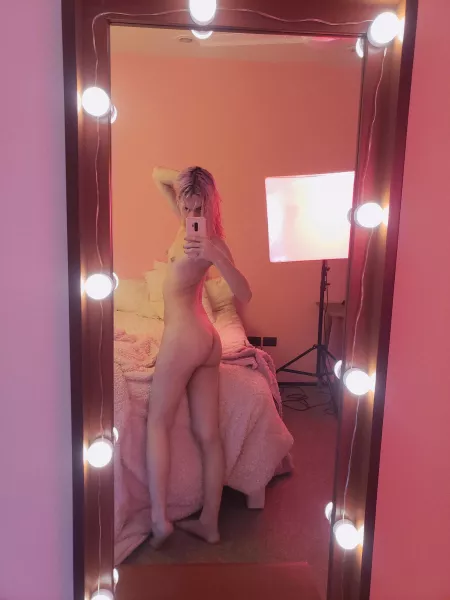 So horny coming out of the shower by Kirliaaa