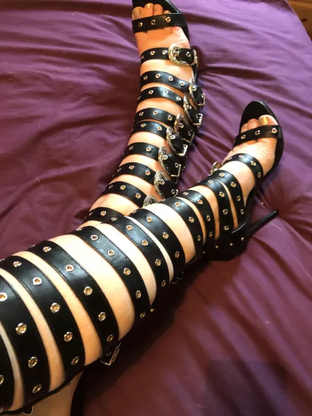 So I have a friend who likes to buy me heels . Here’s my newest pair by Minesaginandtonic