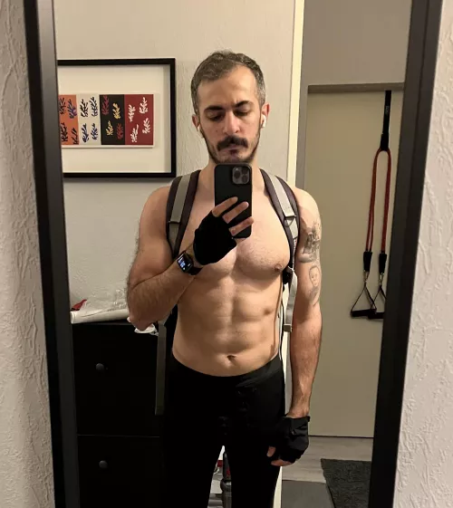 So me and my omicron decided to work out at home for 14 days. by hakikigulyabani