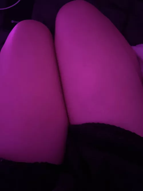 so sleepy u///u but i don’t wanna sleepppp >:o! by hellokittytoebeans