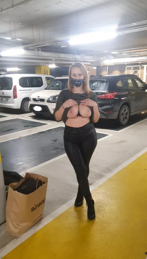 So.... while waiting for the cab after shopping by CukierkowaZgrywuska