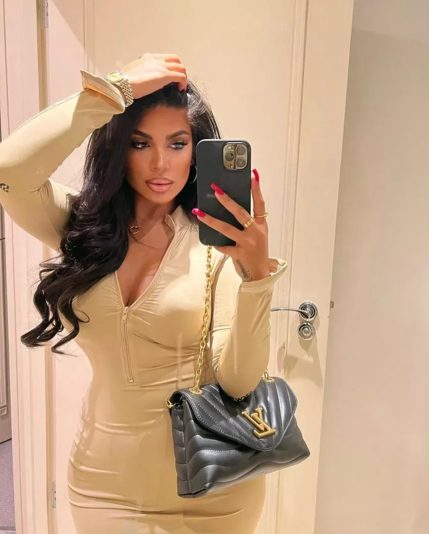 sofia.londonn posted by gooningaccount