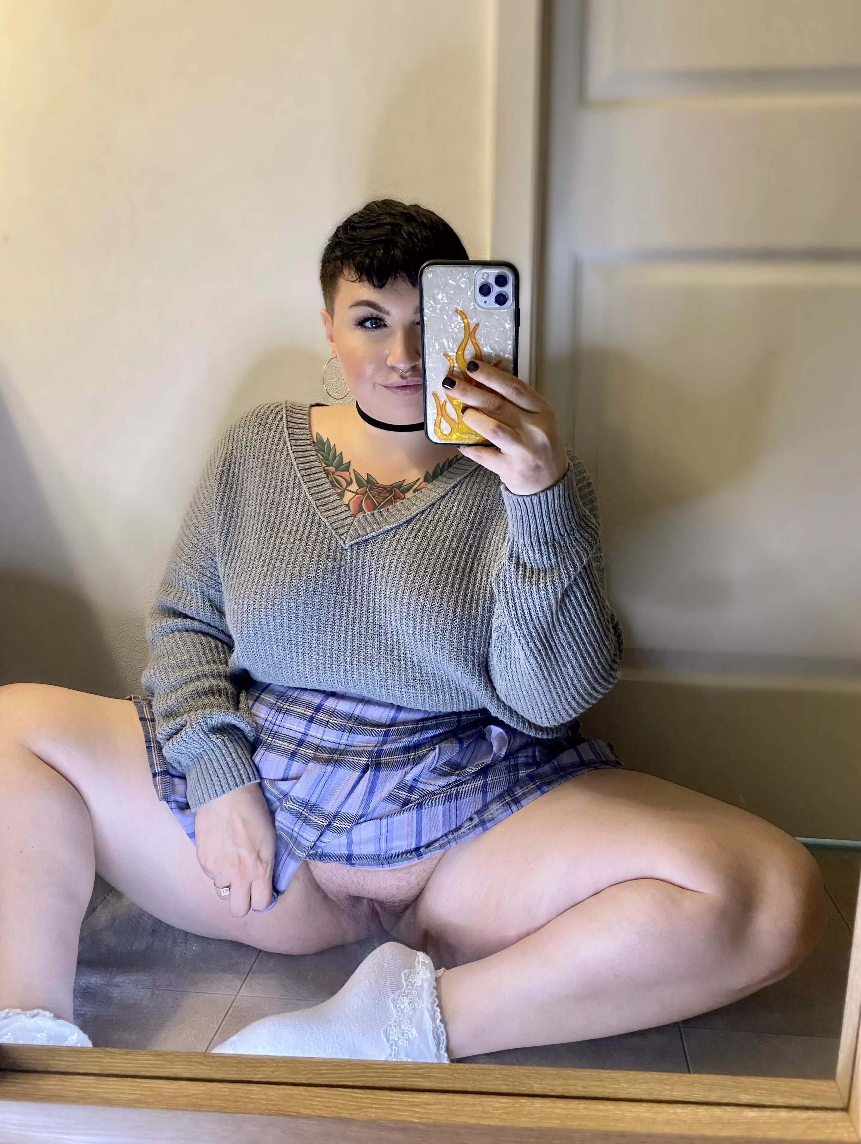 Soft thighs pair well with a fuzzy pussy 🥰 posted by fierycurves