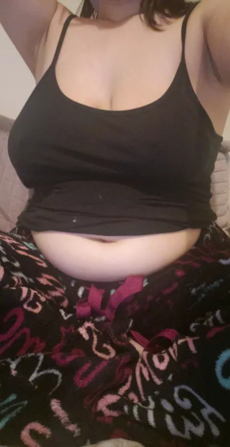 Soft tummy after dinner 😋 by chubbych3rry