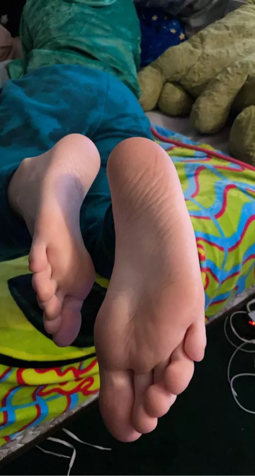 Soles for days ❤️ (Dms open) by vampfeet