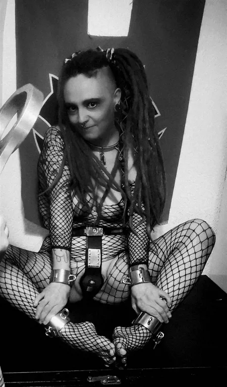 Some B&W metal bondage to start the week. And yes that steel thingy on the side is the fiddle! by Nekotied