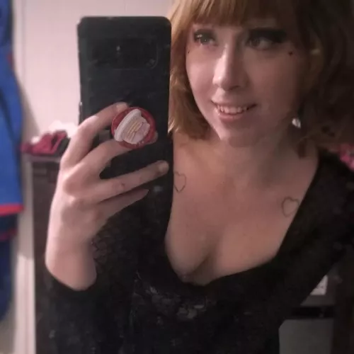 Some cleavage for you, my Valentine. by iris_blossom