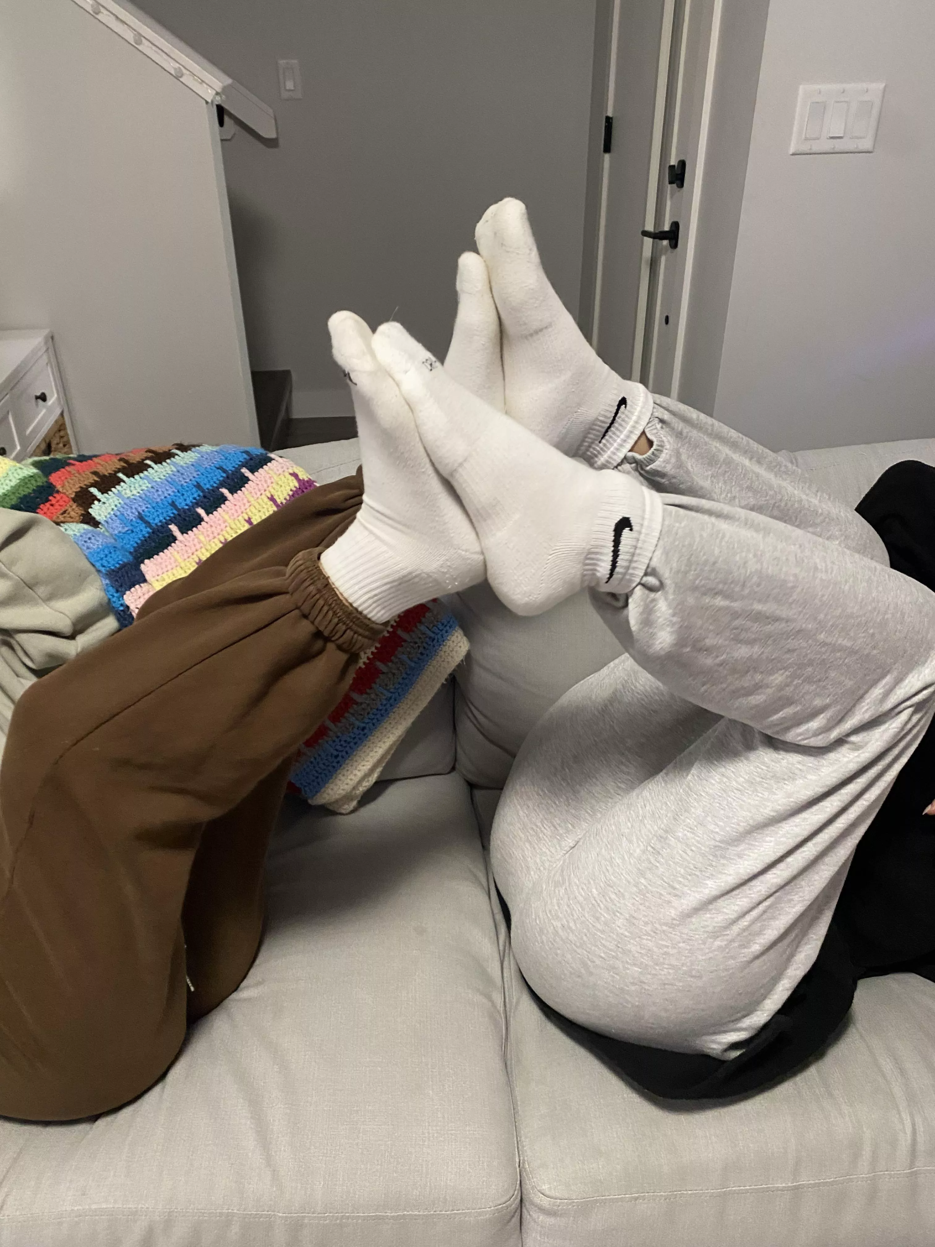 Some cute Canadian feet to start off your Monday! 🇨🇦🇨🇦 posted by Savscutefeet