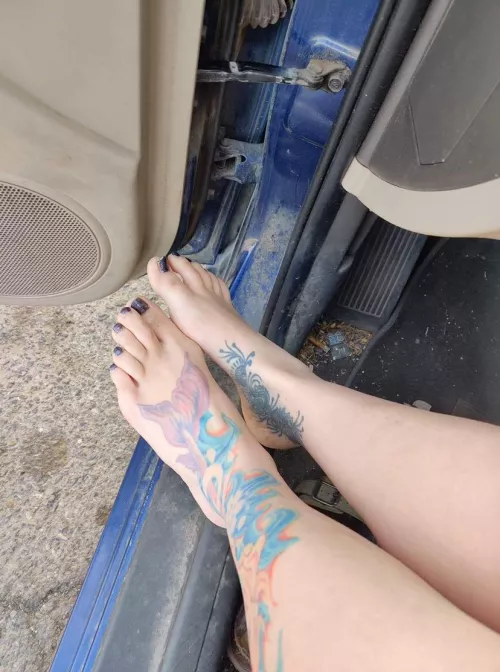 Some dirty barefoot fun driving the Jeep by Boujeeeebug