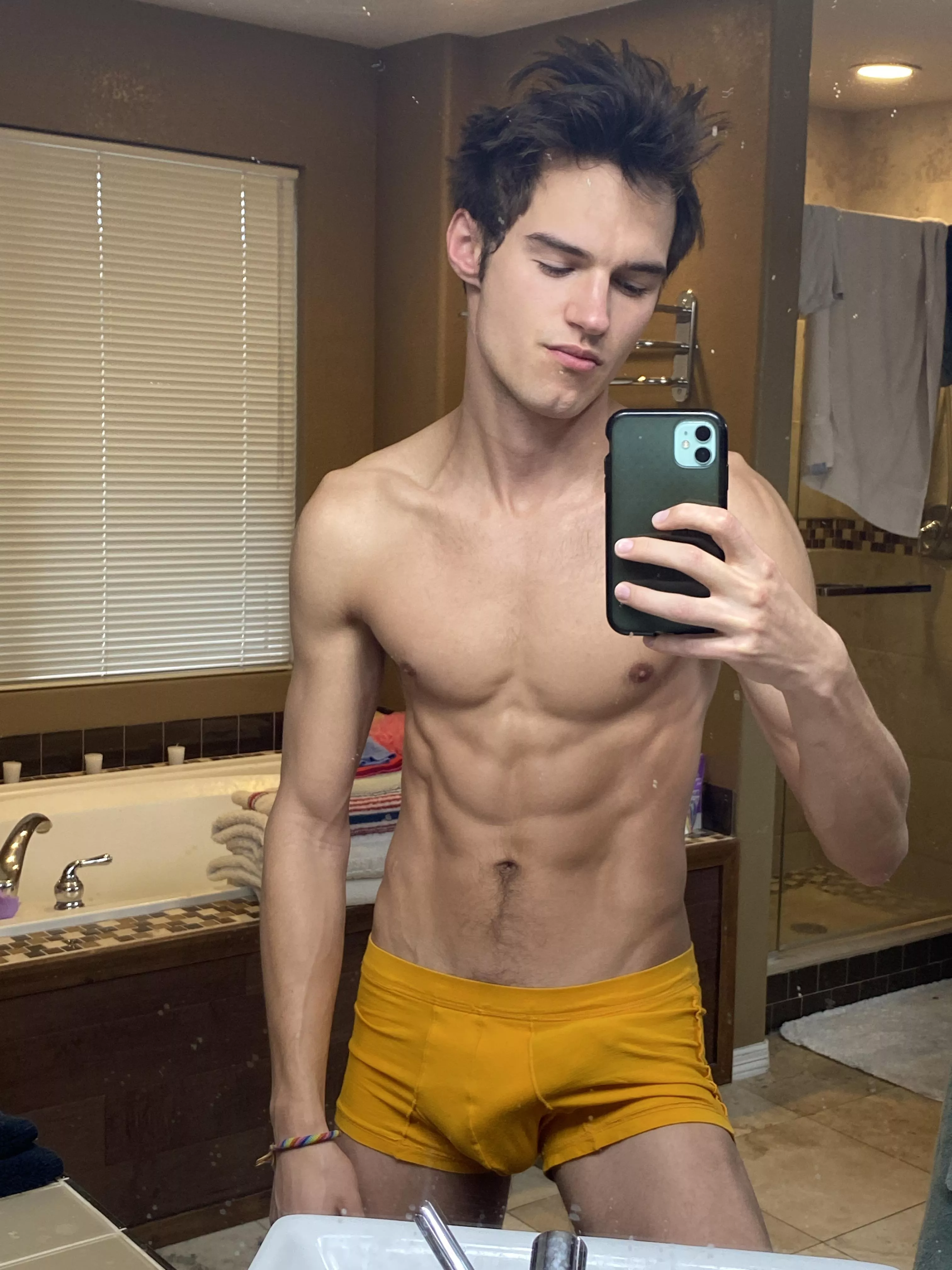 Some twink morning 🌲 posted by andrehert