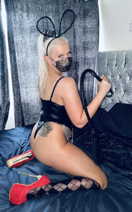 Some whipping and face sitting sounds like a very happy Friday by sparkly-and-savage