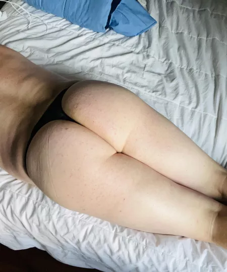 Somebody want to pull these aside for me Message me for my kik by oohyeaabiggulpsyeaa