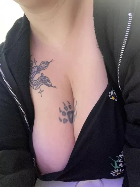 Someone dared me to do a no bra challenge to work so here’s my first post [F] by vannahrain