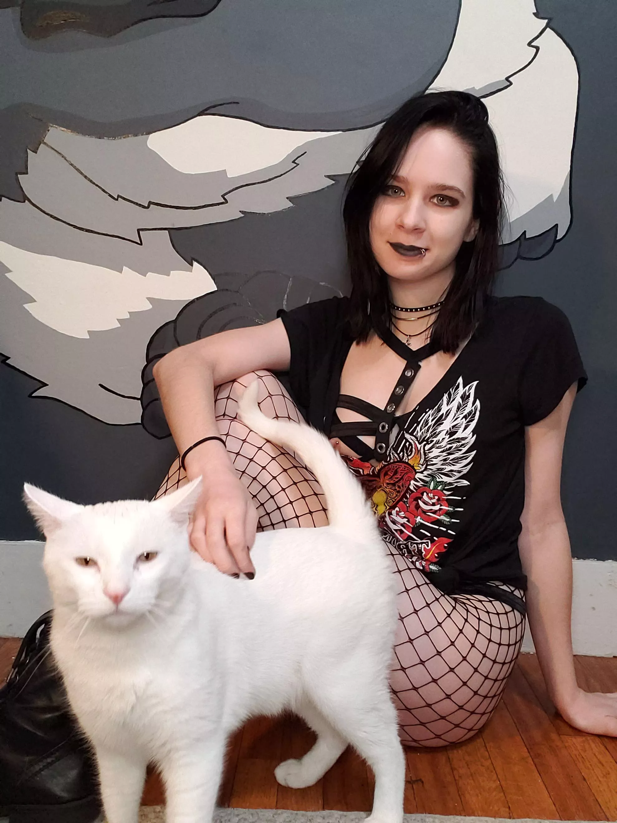 Someone decided to join my photoshoot 😅 posted by princessbaby123