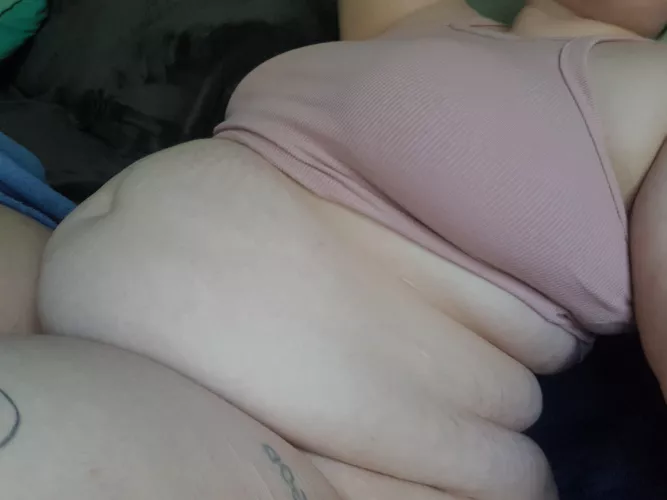 Someone feed this hungry piggie 👑🐷 by lemon_gingerr