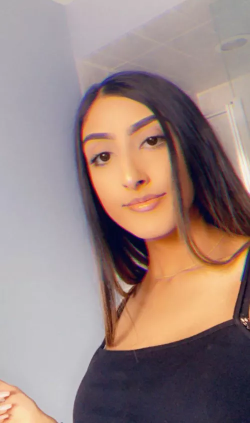 Someone jerk tribute this hot brown slut Amrit by SnooSprouts228