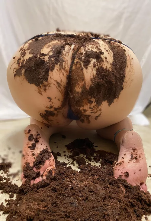 Someone lick this cake off my fat ass! It’s okay if you stick a tongue in 😘😋