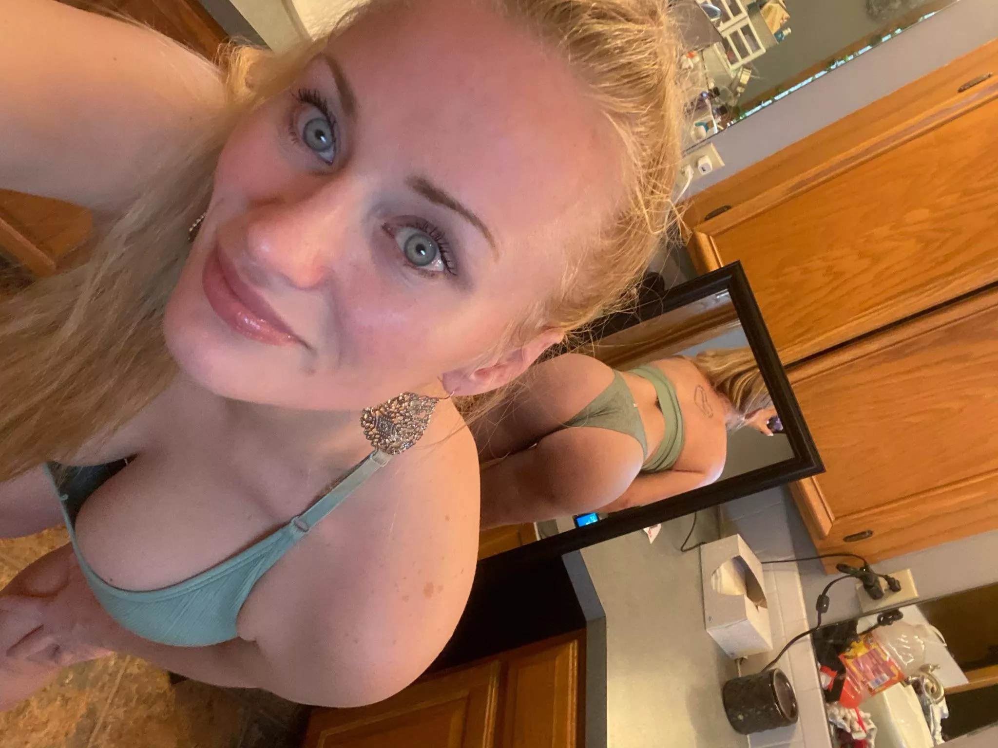 Someone spank me please 😘 posted by beebsybebe