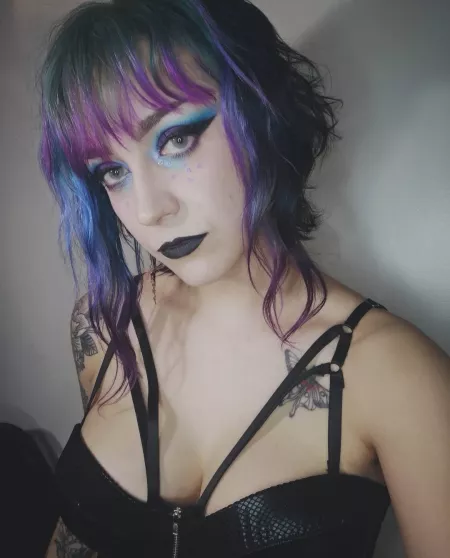 Someone suggested this forum to me. Hello everyone! 😊 by crimzinace