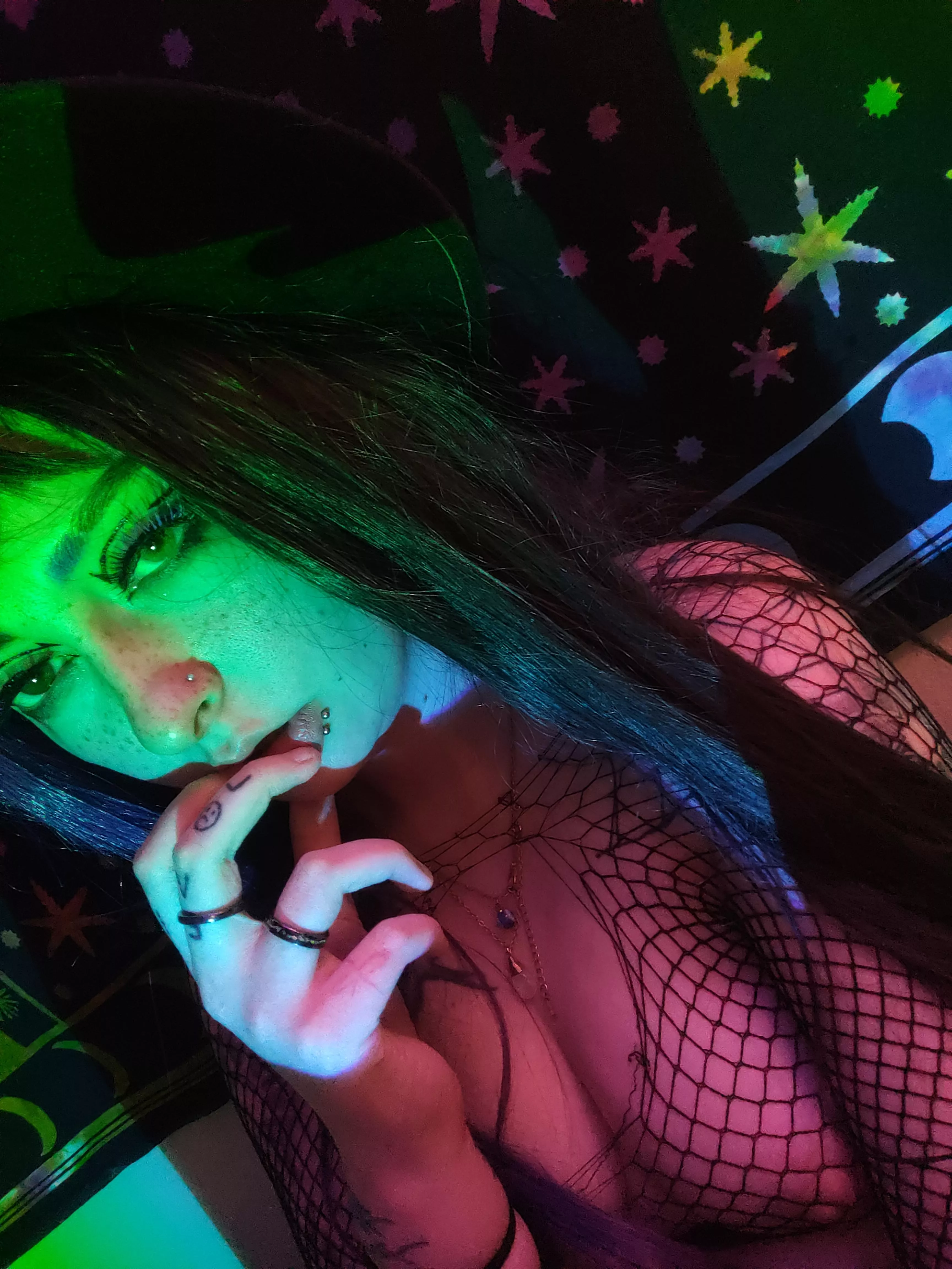 Someone told me nobody looks good in green. This is my response. 🖤 posted by xdream_scapex