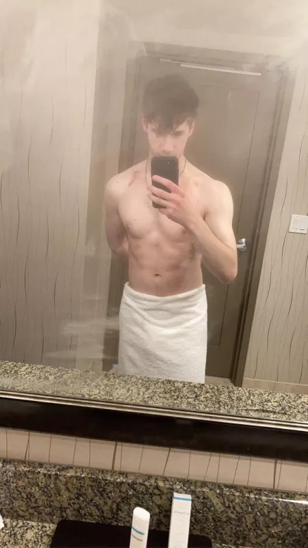 Sometimes I get self conscious so I come to Reddit to find out if I’m hot by UnsuspectingS1ut