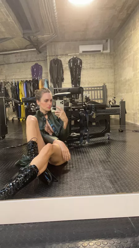 Sometimes I just chill in here by Gummipuppet