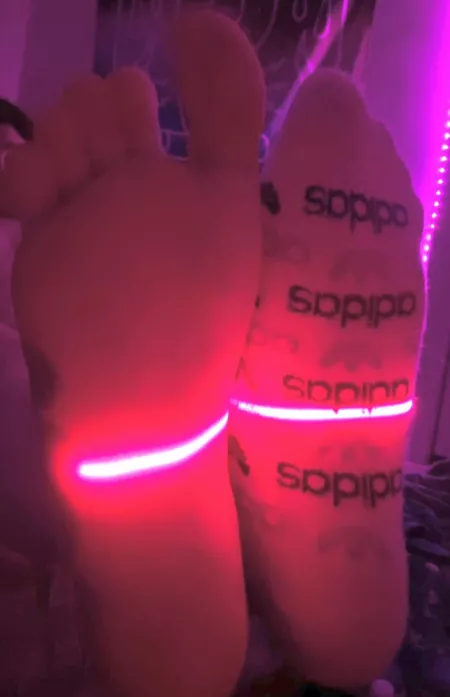 sometimes my gf and i roleplay getting scanned 😩 her feet are delightful. questions welcome and encouraged about this strange kink by aandjfeetaccount