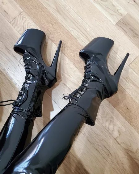 Sooo shinyyy!! [OC] by fetishwoman21