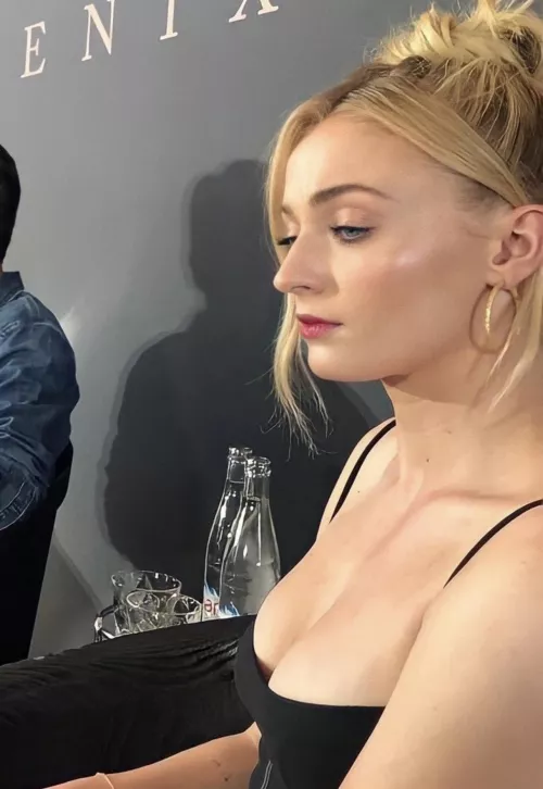 Sophie Turner cavernous cleavage by surebro27