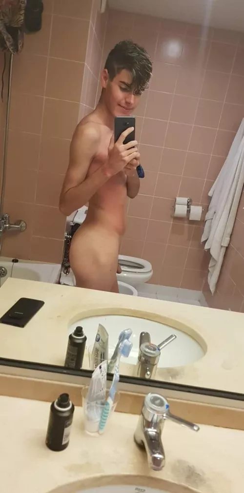 Sort of a face reveal, do I look cute? 👉👈 by BrunoLoba