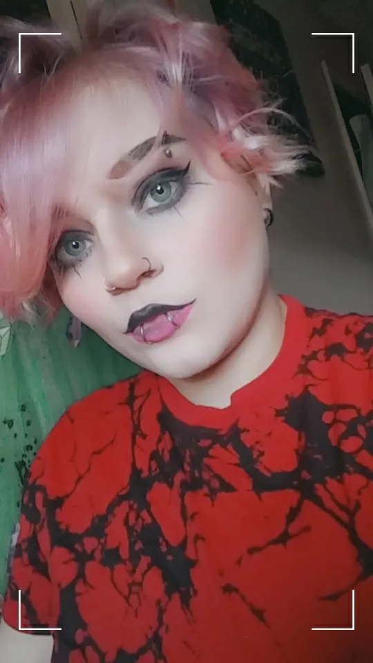 Split lip/ heavy liner/ dark eyeshadow posted by sexy_salem