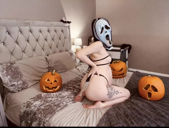 Spooky pregnant ghost face🎃 by LillzHannah
