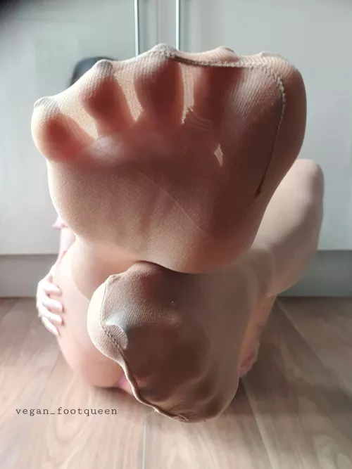 Spread toes 🥵 by Veganfootqueen