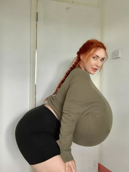 Squats are a lot harder when you’re this big 😌 by Thetallgoddess