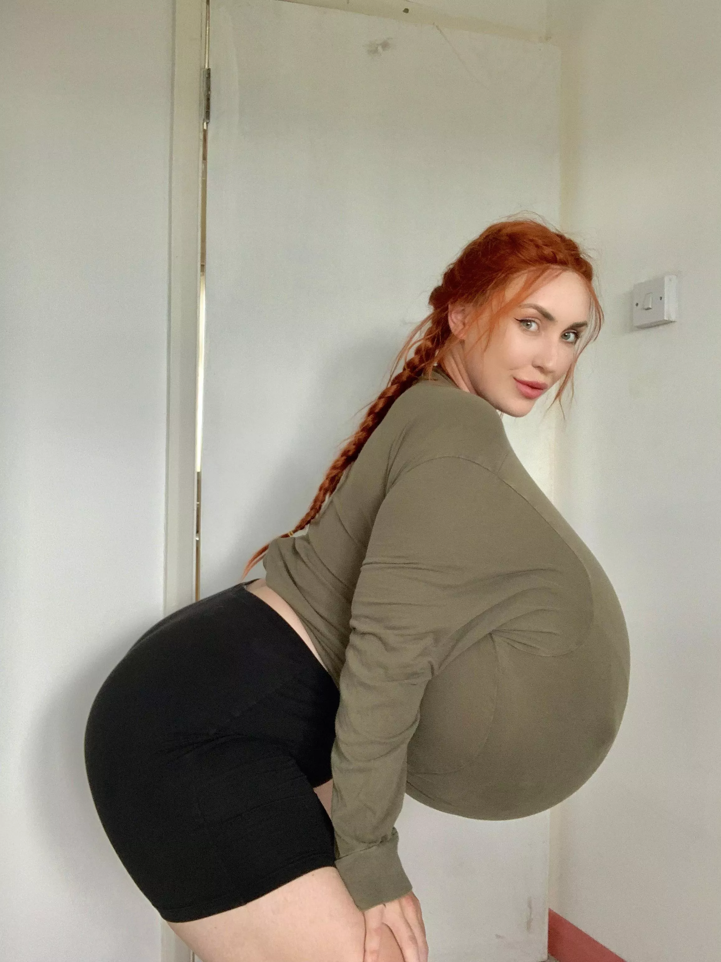 Squats are a lot harder when you’re this big 😌 posted by Thetallgoddess