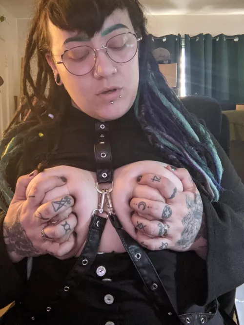 *squish squish* by bigtiddiegothwife