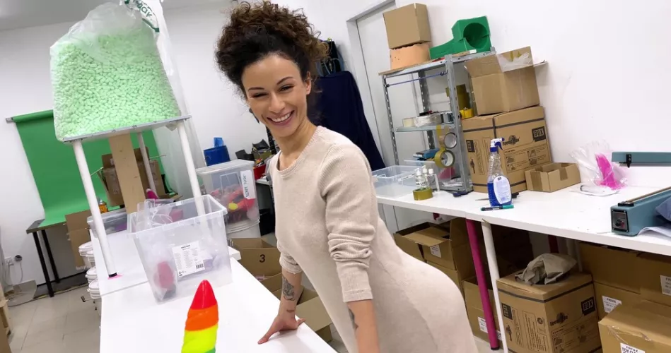 Stacy Bloom Testing The Handmade Dolphin Size XL (With Additional Anal Fisting) TWT155 by legalporno