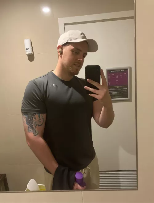 Standard gym bathroom selfie by SteviiBoiii