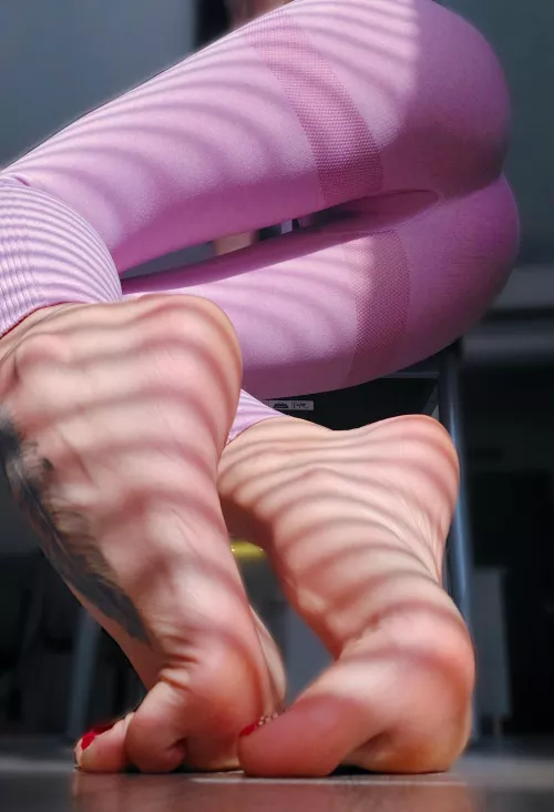 Start licking from my toes and see where your tongue stops 👅 by Raynebg