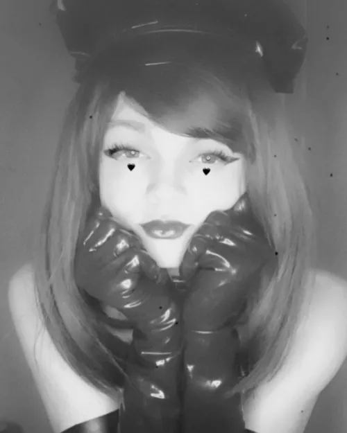 Starting to get sleepy 😴 by Trapgaymerboi