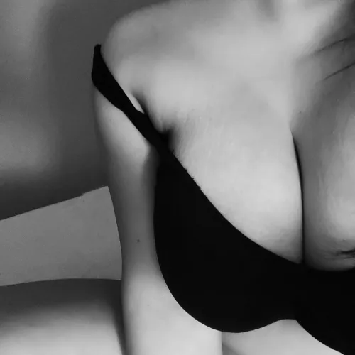 Staying here until you give me that morning kiss. [F] by brntsnna