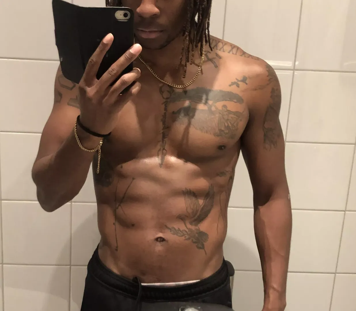 Stepped up my gym-game lately. Loving the results😈 posted by ch0c0m0tive