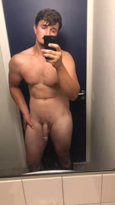 Still alone in the gym, help me? by grebalime